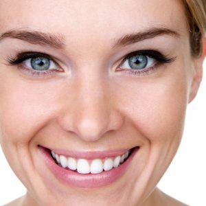 Os pacientes querem endireitar os dentes mas não querem ter que usar Aparelho dentário, com as Facetas de Cerâmica resolve-se em apenas 1 mês!